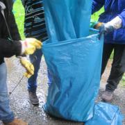 "Leibniz geht nach draußen" - 7a bei der Waldsäuberung 22.5.13