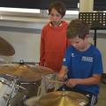 Sextaner der BigBand-Klasse erkunden Instrumente 9/16